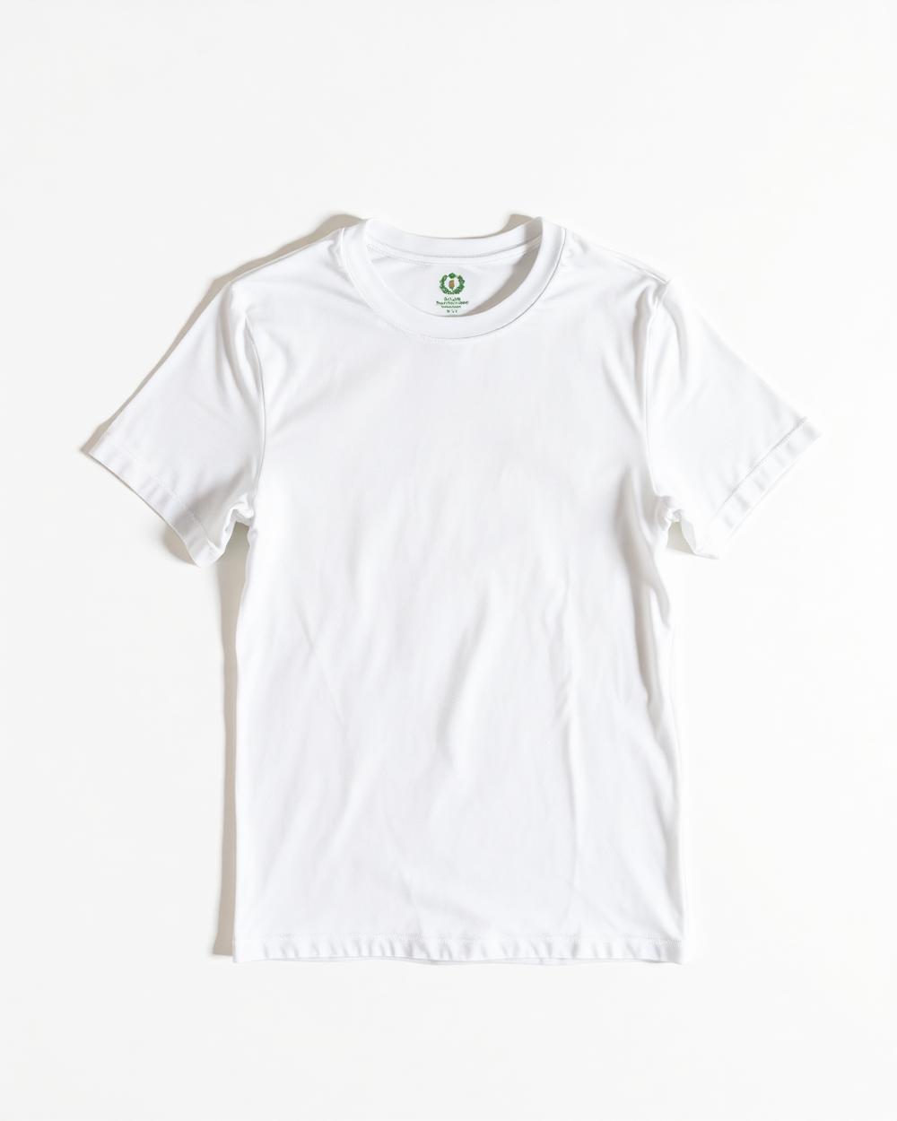 T-shirt blanc en coton biologique posé à plat sur fond blanc cassé